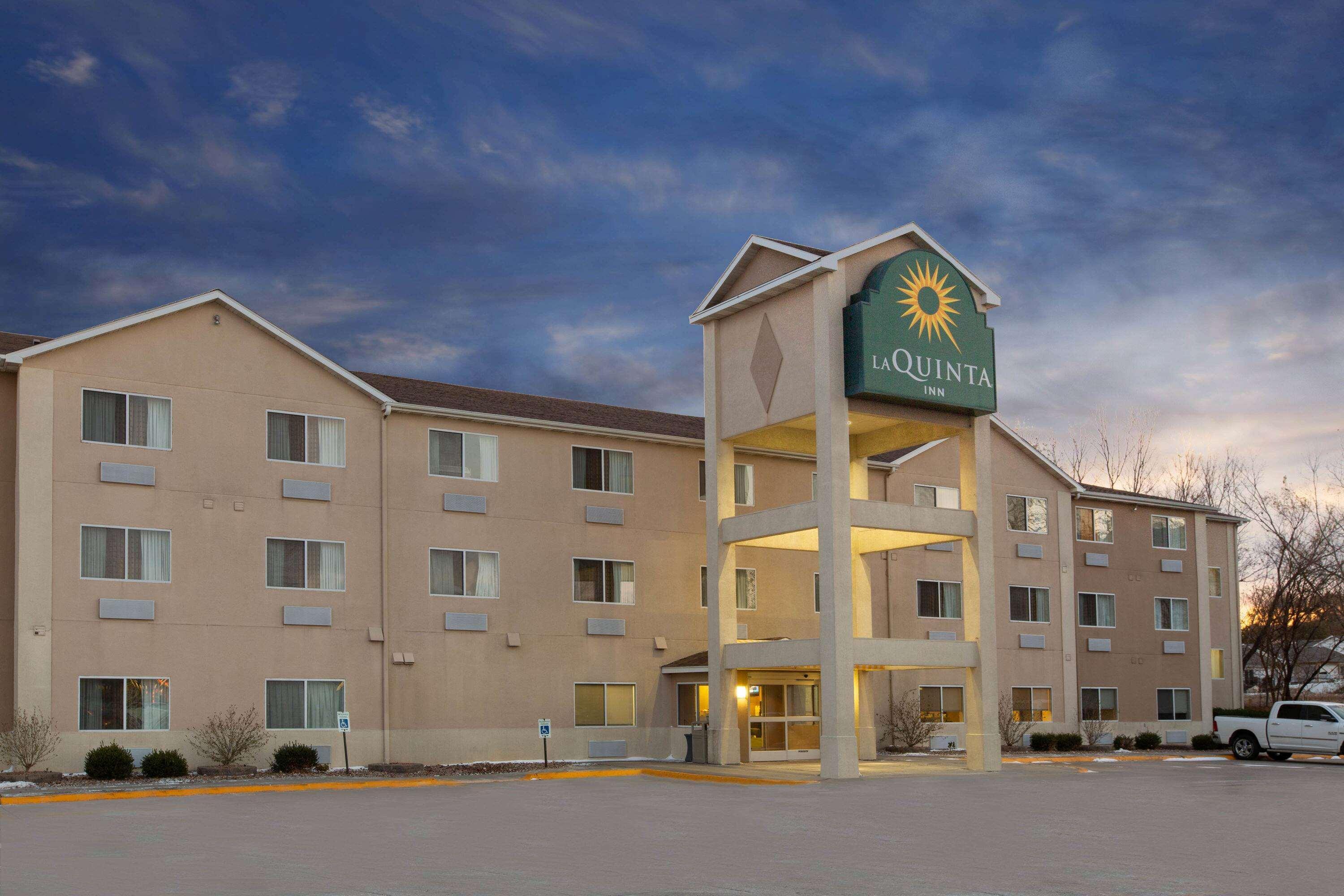 La Quinta Inn By Wyndham Lincoln Exterior photo