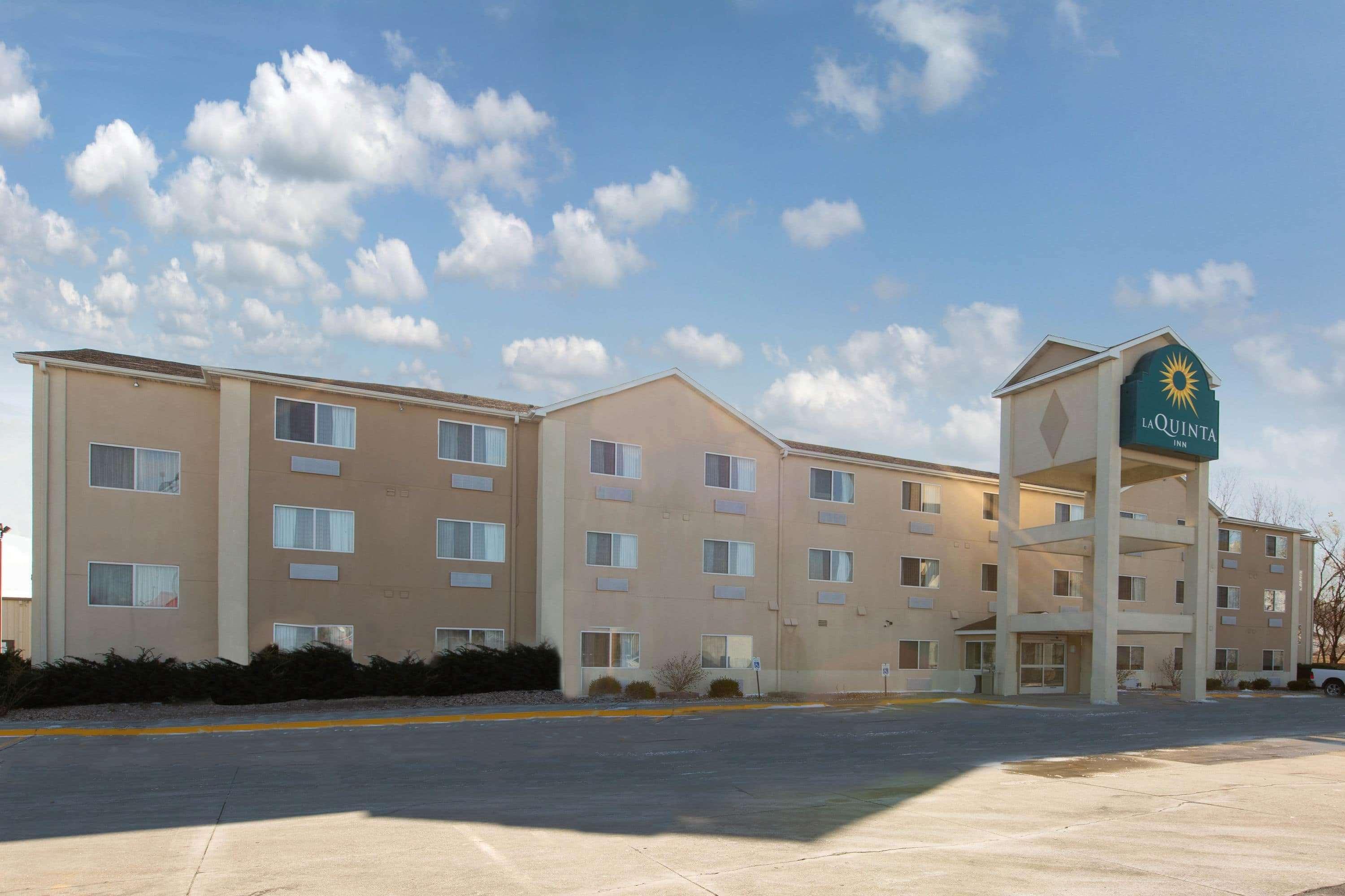 La Quinta Inn By Wyndham Lincoln Exterior photo