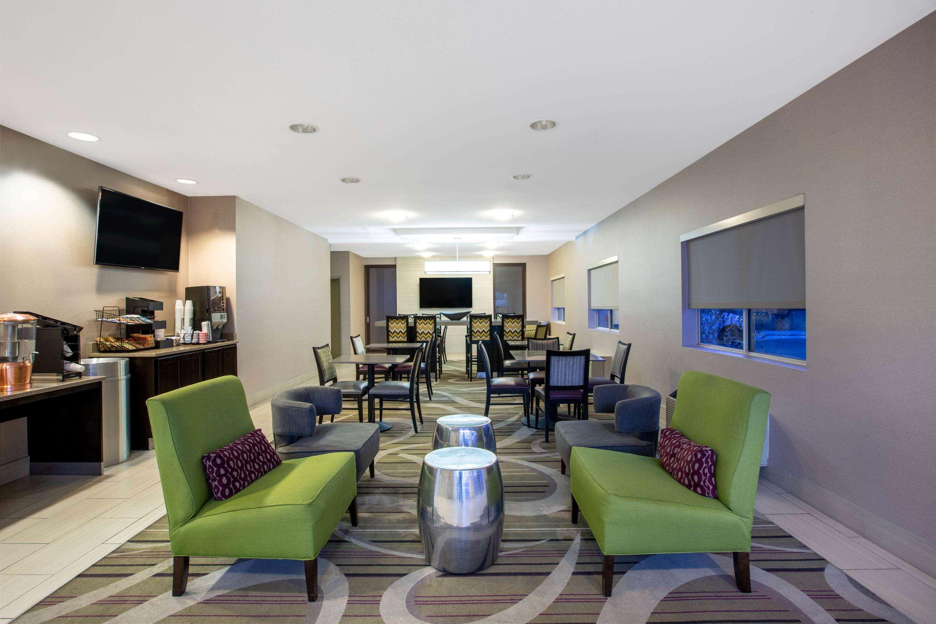 La Quinta Inn By Wyndham Lincoln Exterior photo