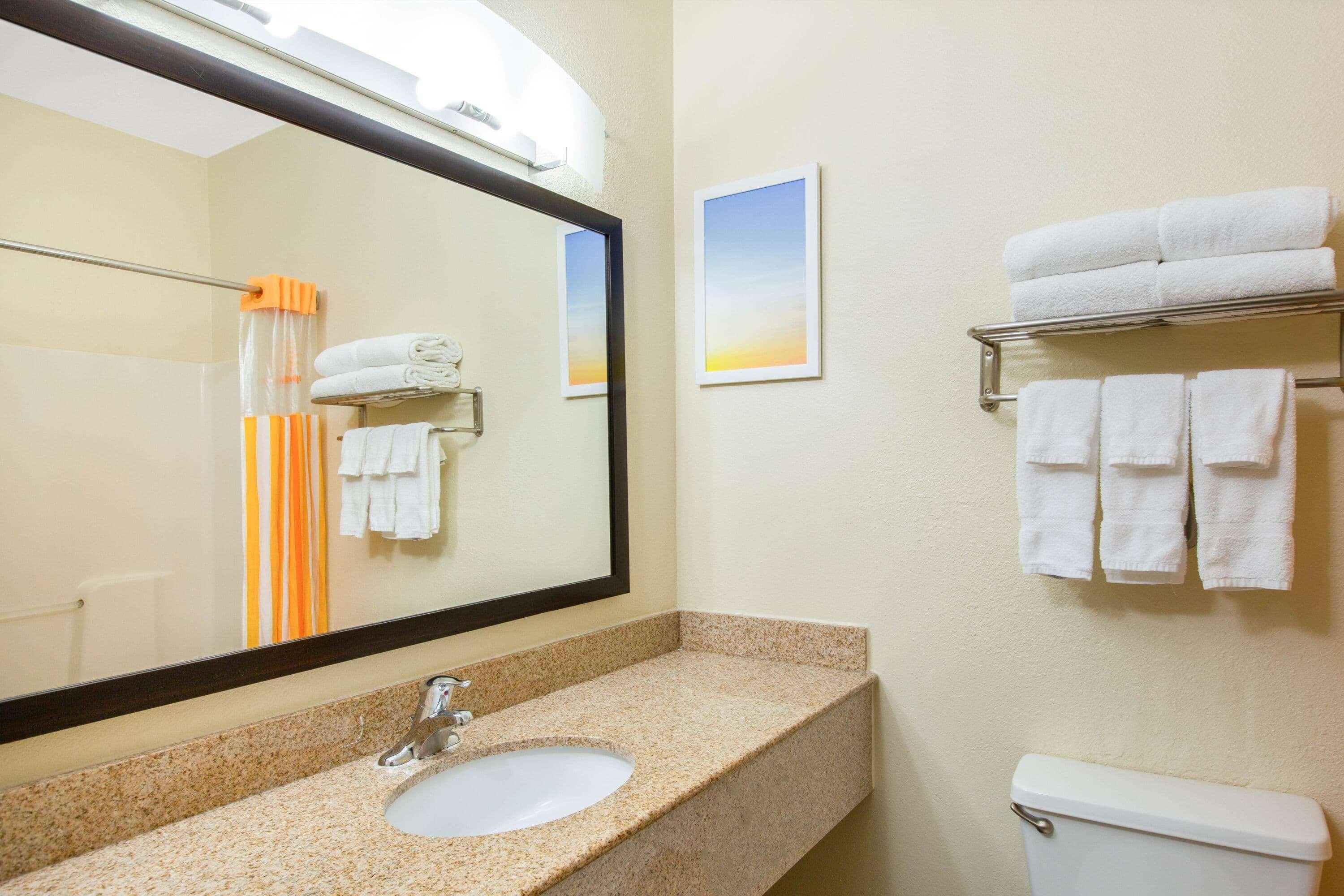 La Quinta Inn By Wyndham Lincoln Exterior photo